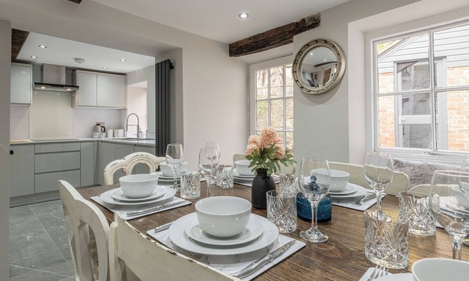 Malmesbury House | Eilmers Cottage Lovely 4BD in Malmesbury