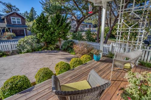 Manzanita House | Eleanor Edward Cottage by the Sea MCA 148 - Meredith Lodging
