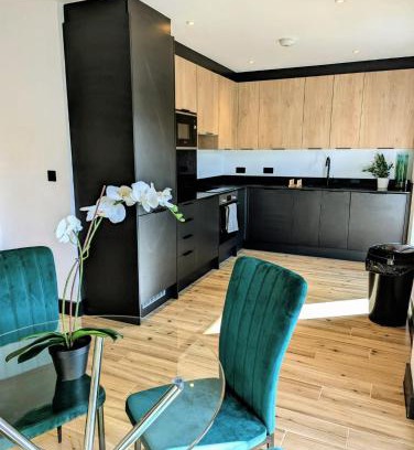 North Finchley Apartment | Elegant 2 bed flat with balcony