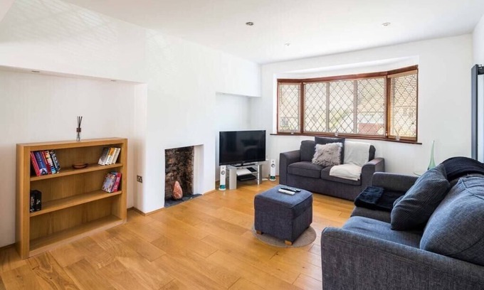 Knight's Hill House | Elegant 2BD House with Garden and Decked Patio