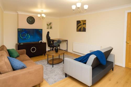 Sittingbourne Apartment | Elegant 3-Bedroom, Free parking, Garden, Pet Friendly, superfast Wi-Fi!