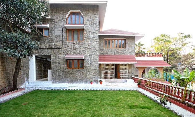 Banjara Hills Villa | Elegant - 3BHK AC Villa with Lawn BanjaraHills HYD