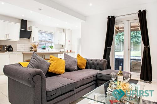 Woodthorpe House | Elegant 3BR Home - Hot Tub - Near Castle, QMC - City Centre & Trent Bridge - Free WiFi & Parking - Sleeps 6
