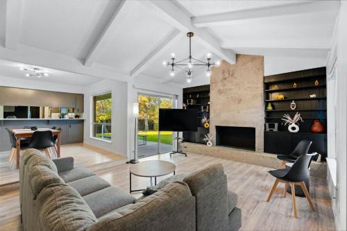 Barton Hills House | Elegant 3BR Home l Walk to Zilker