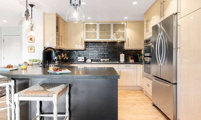 Edwards House | Elegant Arrowhead Townhome with Easy Slope Access, Community Pool & Hot Tub