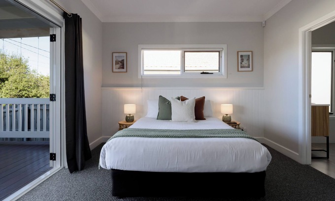 Beauty Point House | Elegant Beauty Point Home with WiFi & Fireplace