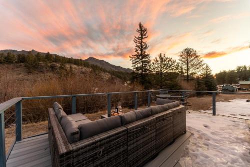 Bailey House | Elegant Cabin W Riverfront Deck & Pool