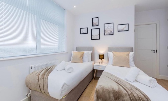Aylesbury Apartment | Elegant Central, Private Parking, Leisure, Contractor