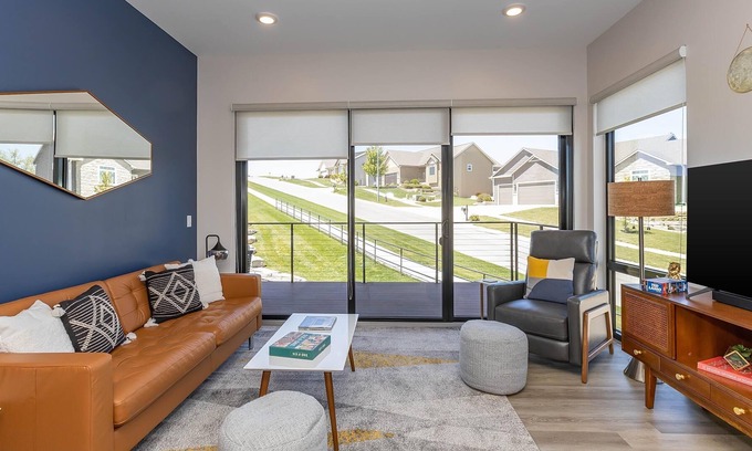 Manhattan Condo | Elegant Condo Minutes to Colbert Hills Golf Course, KSU, and Downtown Manhattan