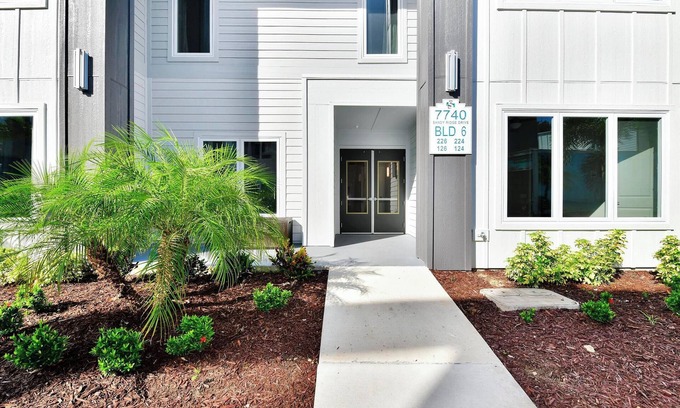 Historic Downtown Kissimmee Hotel | Elegant Condo near Disney with Resort & Waterpark Access - B6 - 224