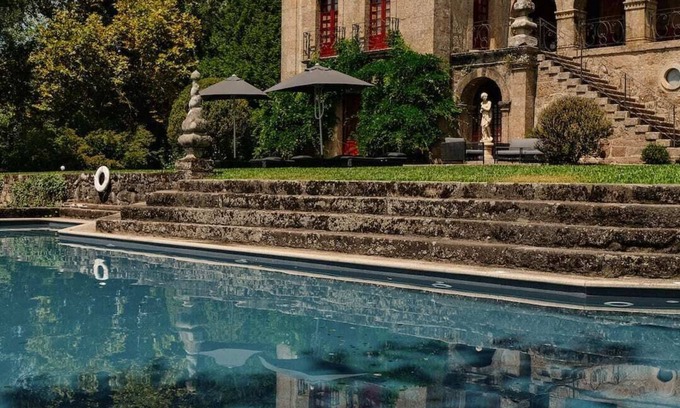 Bico House | Elegant Historical Riverside Manor