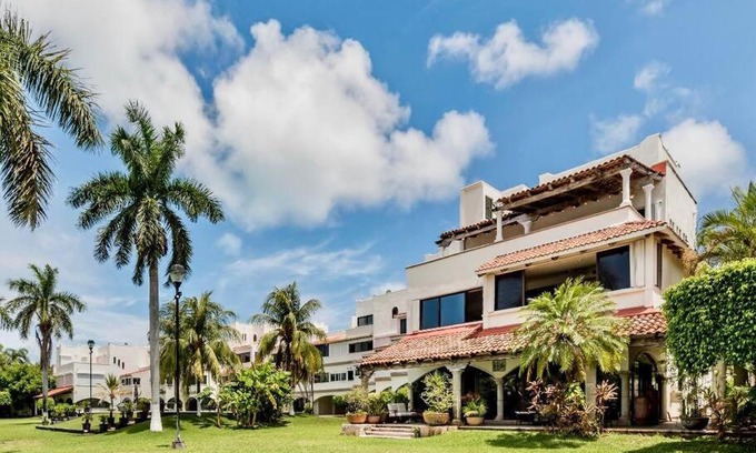 Zona Hotelera Villa | Elegant Lagoon front Villa by CASA PARAISO