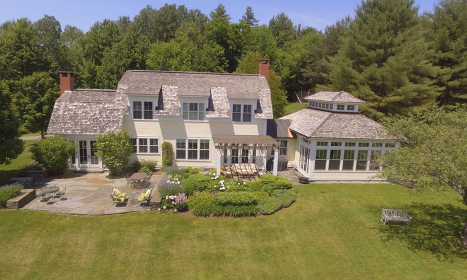 Stowe House | Elegant Mountain Retreat For All Seasons