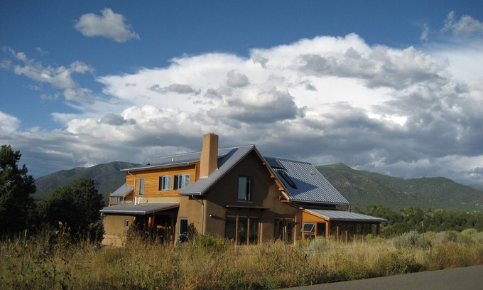 El Prado House | Elegant solar home - Midway between Taos and Taos Ski Valley
