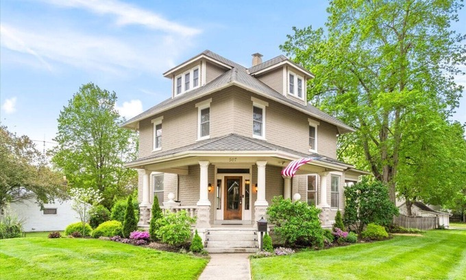 Groveport House | Elegant & spacious 4 bedroom historic home minutes from both airports