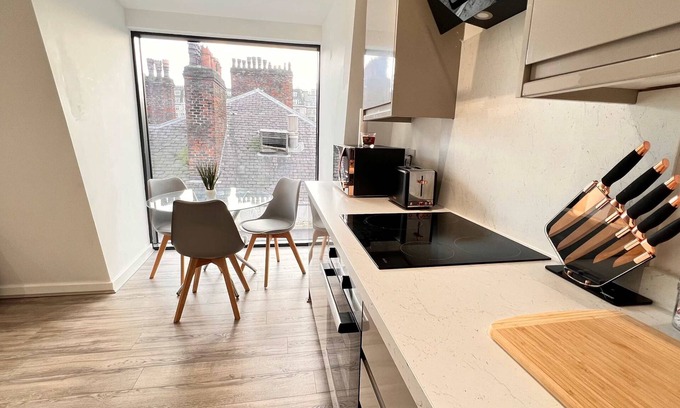Liverpool City Centre Apartment | Elegant Stay in Irwell Chambers