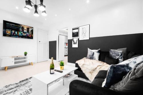 Seisdon House | Elegant Three-Bedroom Home - 6 Beds - Private Garden - Street Parking 12O