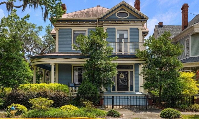 Thomas Square House | Elegant Victorian Manor w/Parking, Garden + Porch by Lucky Savannah