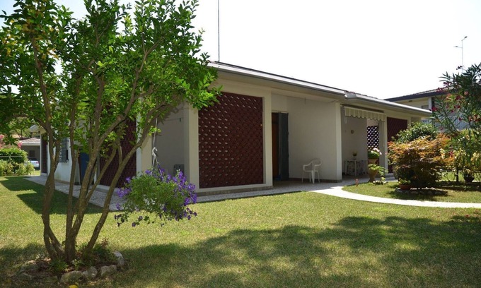 Bibione Lido dei Pini Villa | Elegant villa with large fenced garden