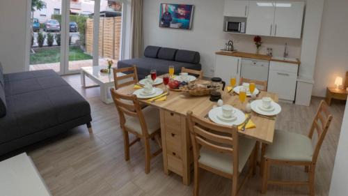 Sanderau Apartment | Eleonoras Ferienwohnung in Würzburg Stadt mit Terrasse im Erdgeschoss inklusive eigenen Parkplätzen vor der Tür
