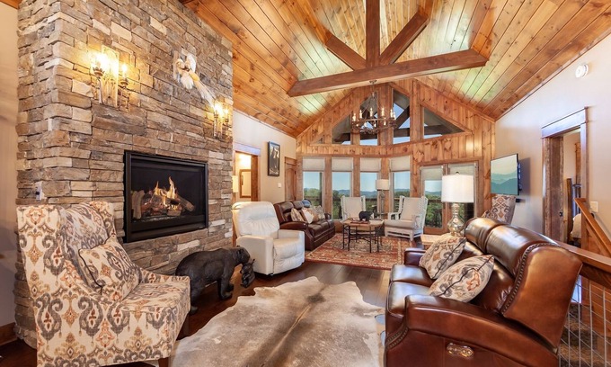 Walland Cabin | 'Elevated Living' ~ Ultra-Luxury on 16 acres w/360° Views ~ Hot Tub!