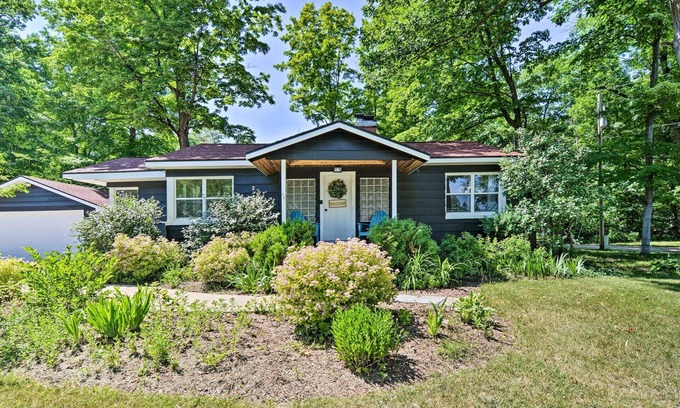 Elk Rapids House | Elk Rapids Bungalow | Garden | Firepit | AC