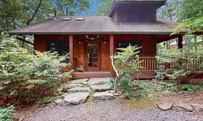 Skyland House | Elkhorn Cabin | Idyllic Craftsman Home | Sauna, Game Room & Mins to Asheville