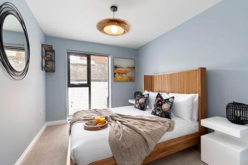 Gloucester Apartment | Elliot Oliver - Beautiful Two Bedroom Apartment With Parking in The Docks