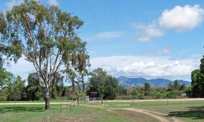 Guthalungra House | Elliot River Retreat, Riverside Walks & Fishing, Large Pet Friendly Fenced Yard