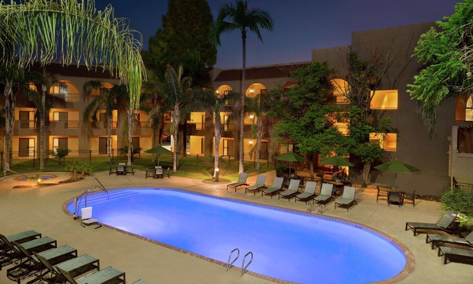 Tempe Hotel | Embassy Suites by Hilton Phoenix Tempe