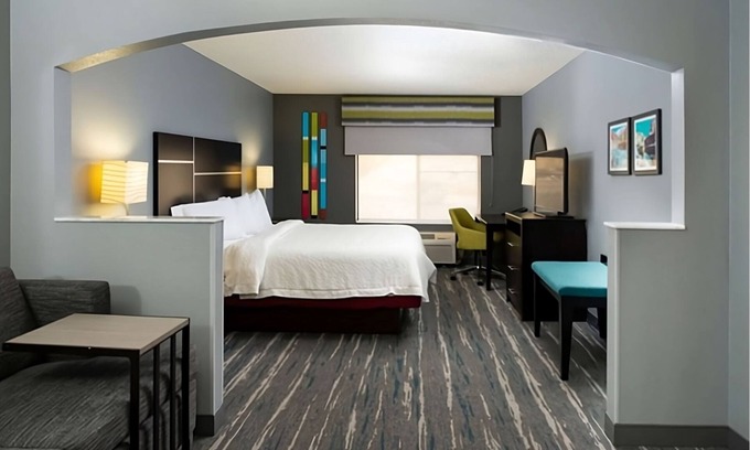 Glenwood Springs Hotel | Embrace Glenwood Springs! Pool, Free Breakfast, Pets Allowed, Free Parking!