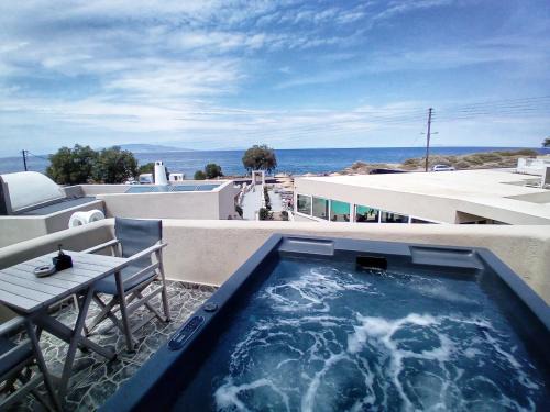 Kamari Apartment | En Plo Boutique Suites