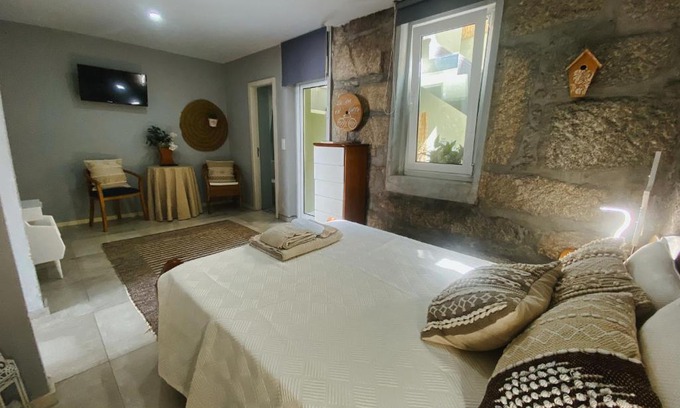 Paranhos House | En-Suite Bedroom and Garage in Porto City Center