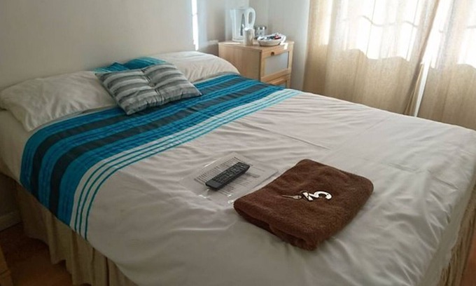 Harlington House | En suite shower room Double room with 1 double deyr