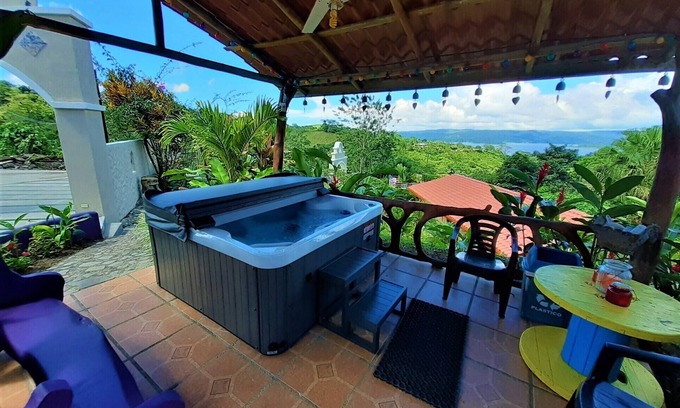 La Fortuna House | Encantada Guest House: Spectacular View & Excellent Reviews