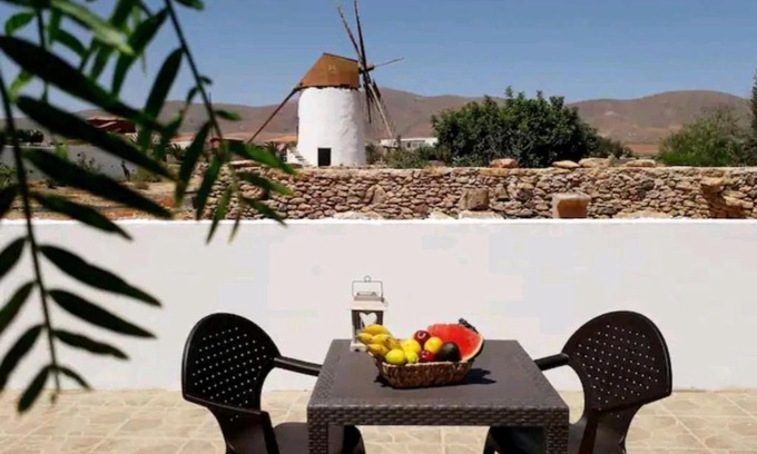 Antigua House | Encantadora casita con molino y piscina