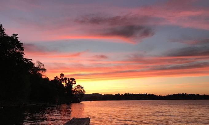 Danbury House | Enchanting 3 Bedroom Lake House on Candlewood Lake