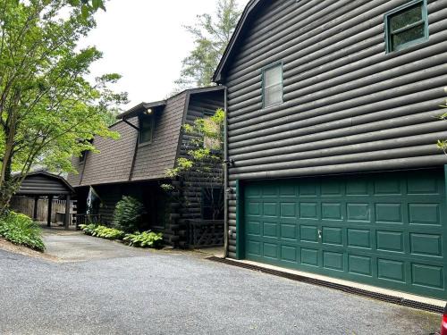 Glenville House | Enchanting Cabin with Breathtaking Sunset and Lake Views in North Carolina