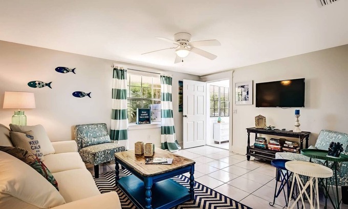 Ilexhurst Cottage | END OF SUMMER SPECIAL- Private patio-Central location & trolley-3min to beach