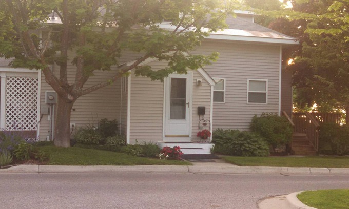 Petoskey House | "Endless Sunsets on the Bay" nClean, cozy, walk to water, next to Bike Trail.