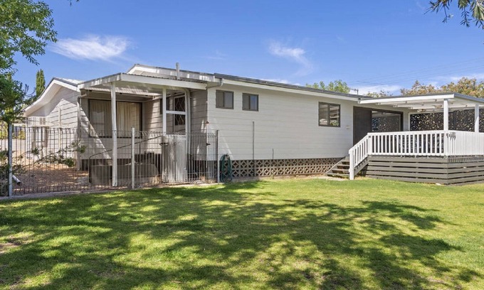 Lake Wangary House | Endymion is ideally situated on the Esplanade close to all Town Facilities