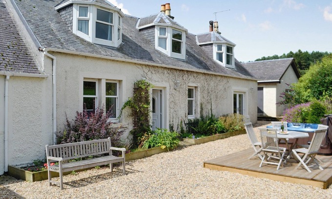 Mauchline Cottage | Enjoy a game of tennis or simply relax in the hot tub at The Brewers Cottage.