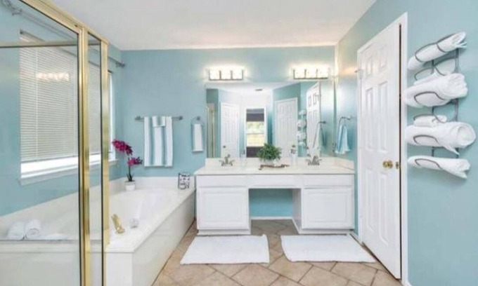 Fort Worth House | Enjoy a nice home with a beautiful garden.