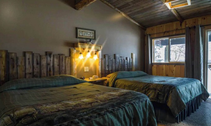 Rice Lake Cabin | Enjoy a quiet stay on the lake in Room 19 - The Wood Duck Room - Curriers Lakeview