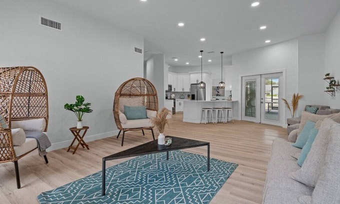 Plant City Villa | Enjoy a stylish experience at this chick and stylish pool house