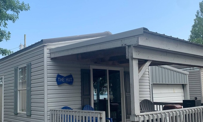 Wynnburg House | Enjoy beautiful sunsets at the HUT on beautiful Reelfoot Lake!