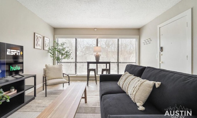 Brentwood Apartment | Enjoy Poolside TVs and Private Cabanas off N Lamar
