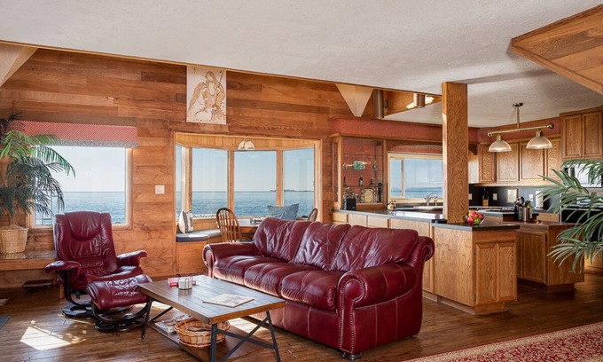 Chinook House | Enjoy the Columbia River and the Pacific Ocean.