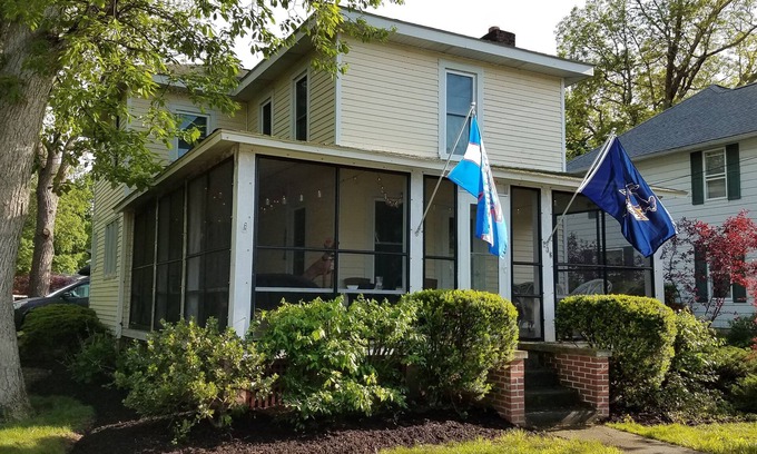Lakeside House | Enjoy this year round cottage centrally located to all Lakeside has to offer.