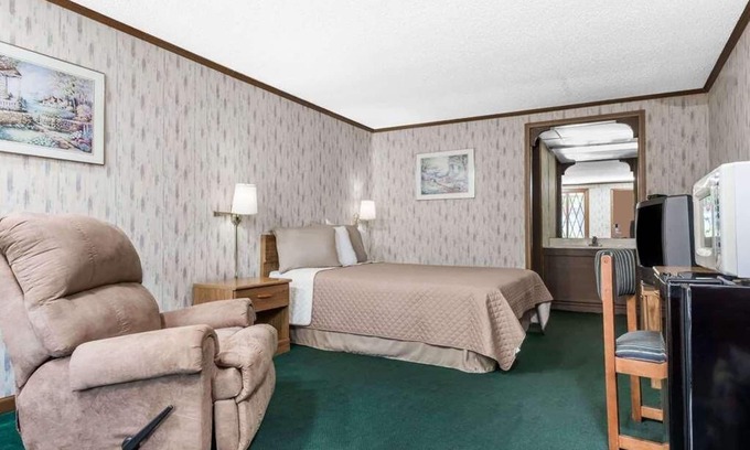 Summitt Hotel | Enjoy Your Stay at Knights Inn Ashland! Pool, Picnic Area, Parking, WiFi